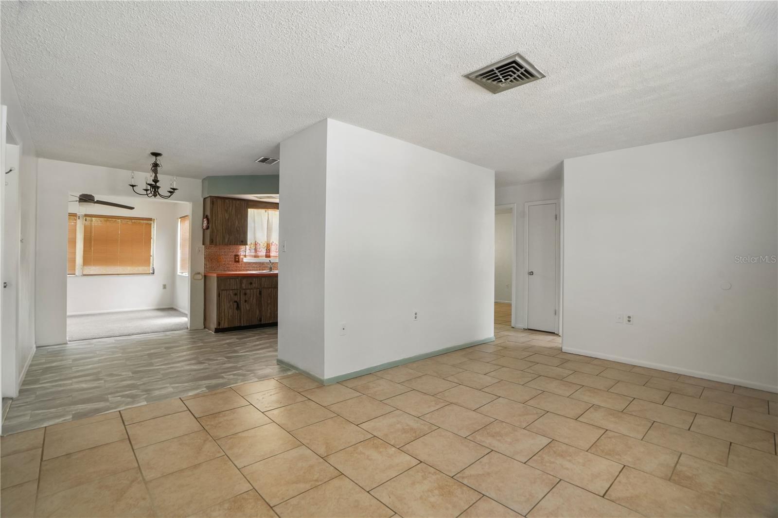 Listing photo id 2 for 8053 Dedham Drive