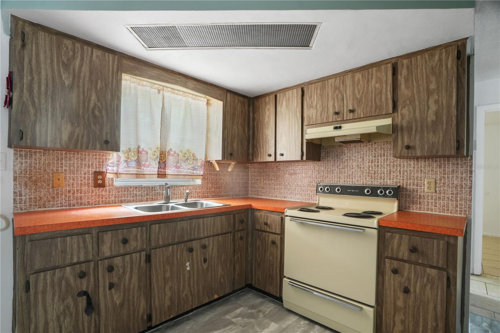 Listing photo id 4 for 8053 Dedham Drive