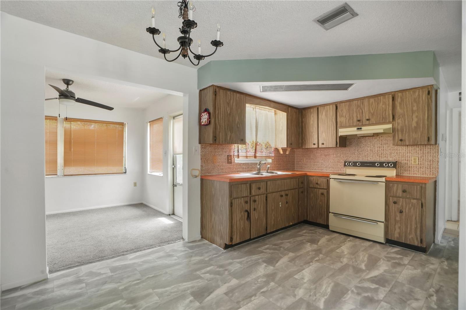 Listing photo id 5 for 8053 Dedham Drive