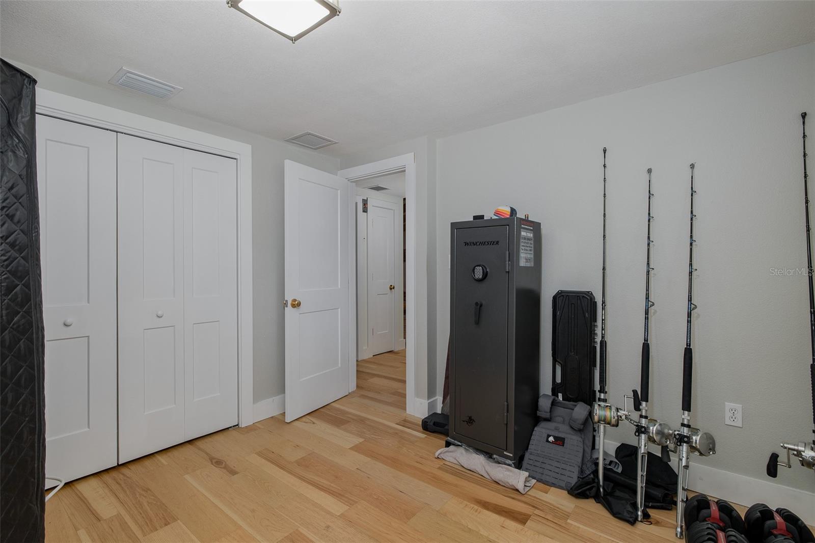 Listing photo id 32 for 7424 Grand Boulevard