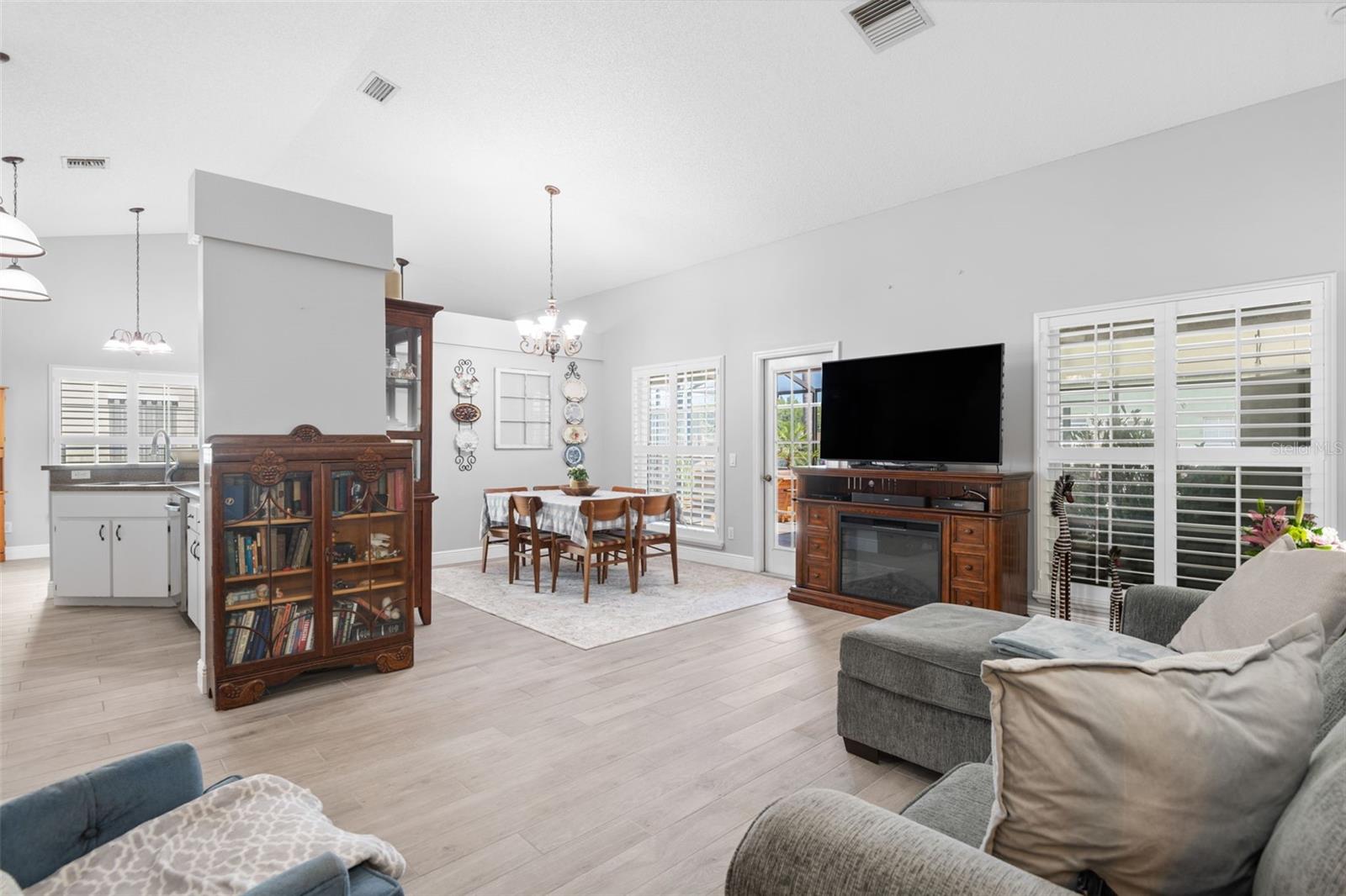 Image 5 of 26 For 7923 Woburn Street