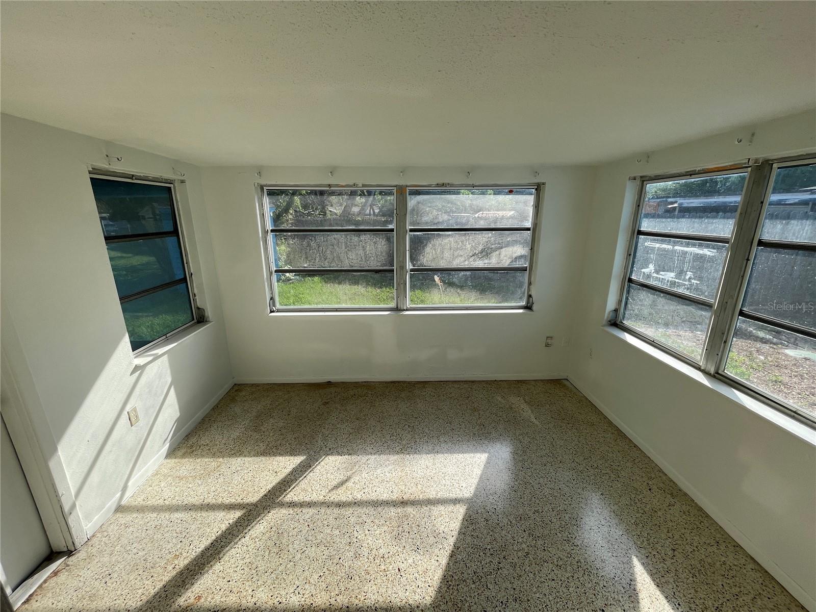Image 20 of 24 For 7034 Bellaire Terrace