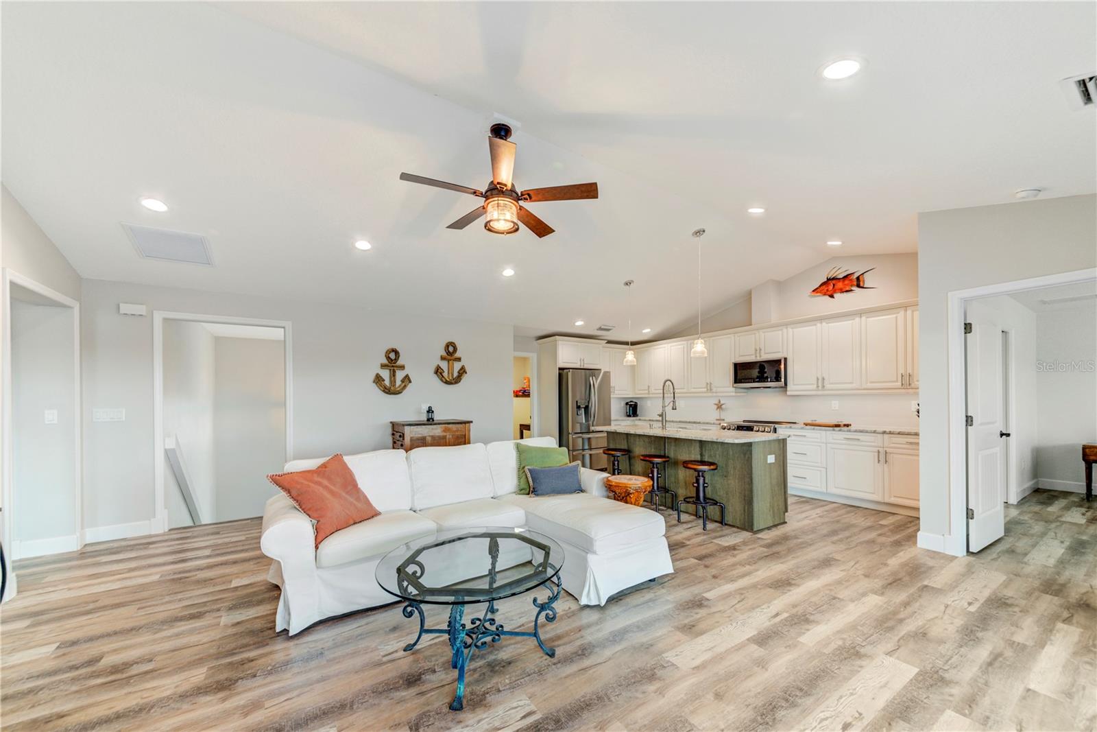 Listing photo id 12 for 4469 Bahama Drive