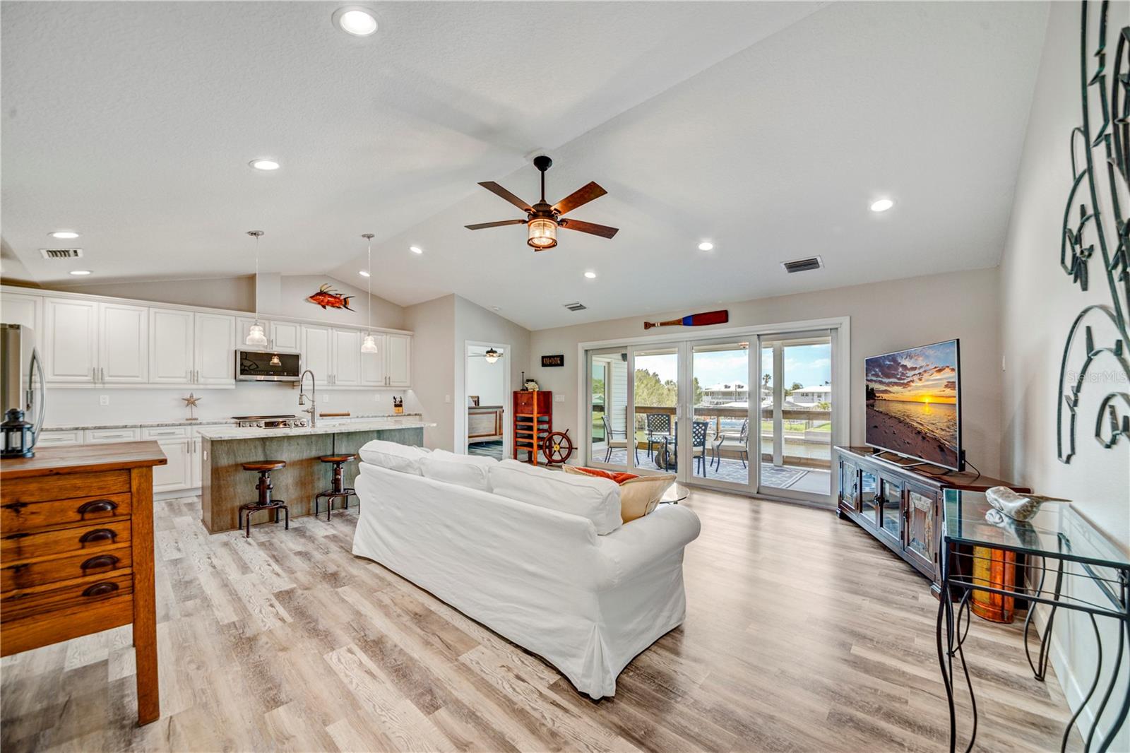 Listing photo id 13 for 4469 Bahama Drive