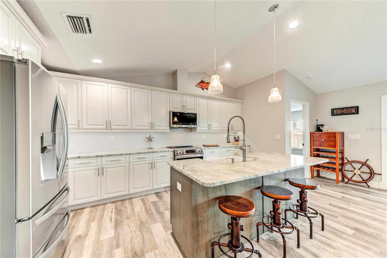 Listing photo id 14 for 4469 Bahama Drive