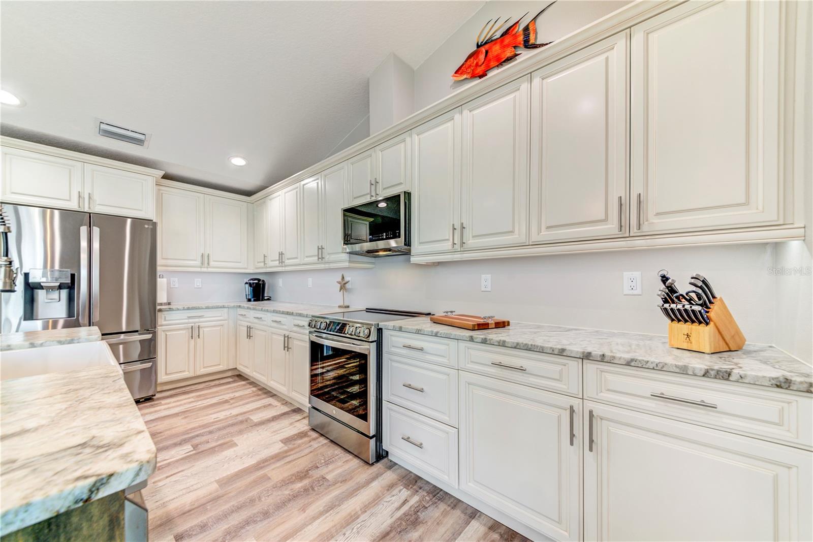Listing photo id 16 for 4469 Bahama Drive