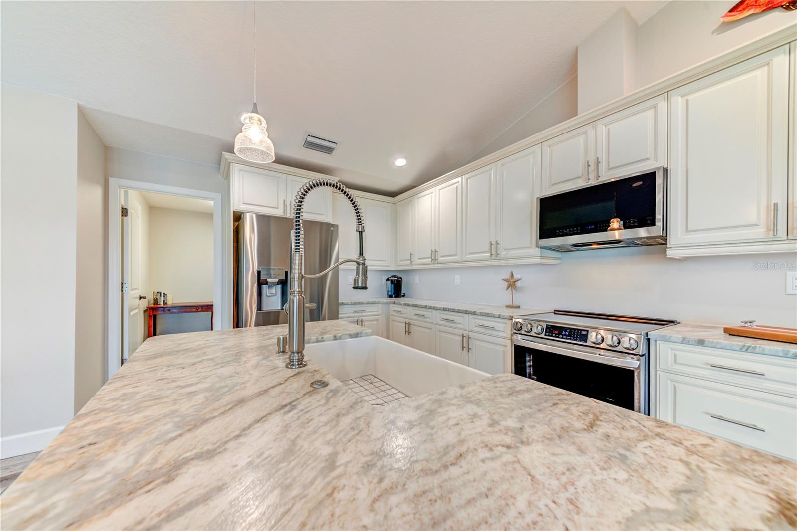 Listing photo id 17 for 4469 Bahama Drive