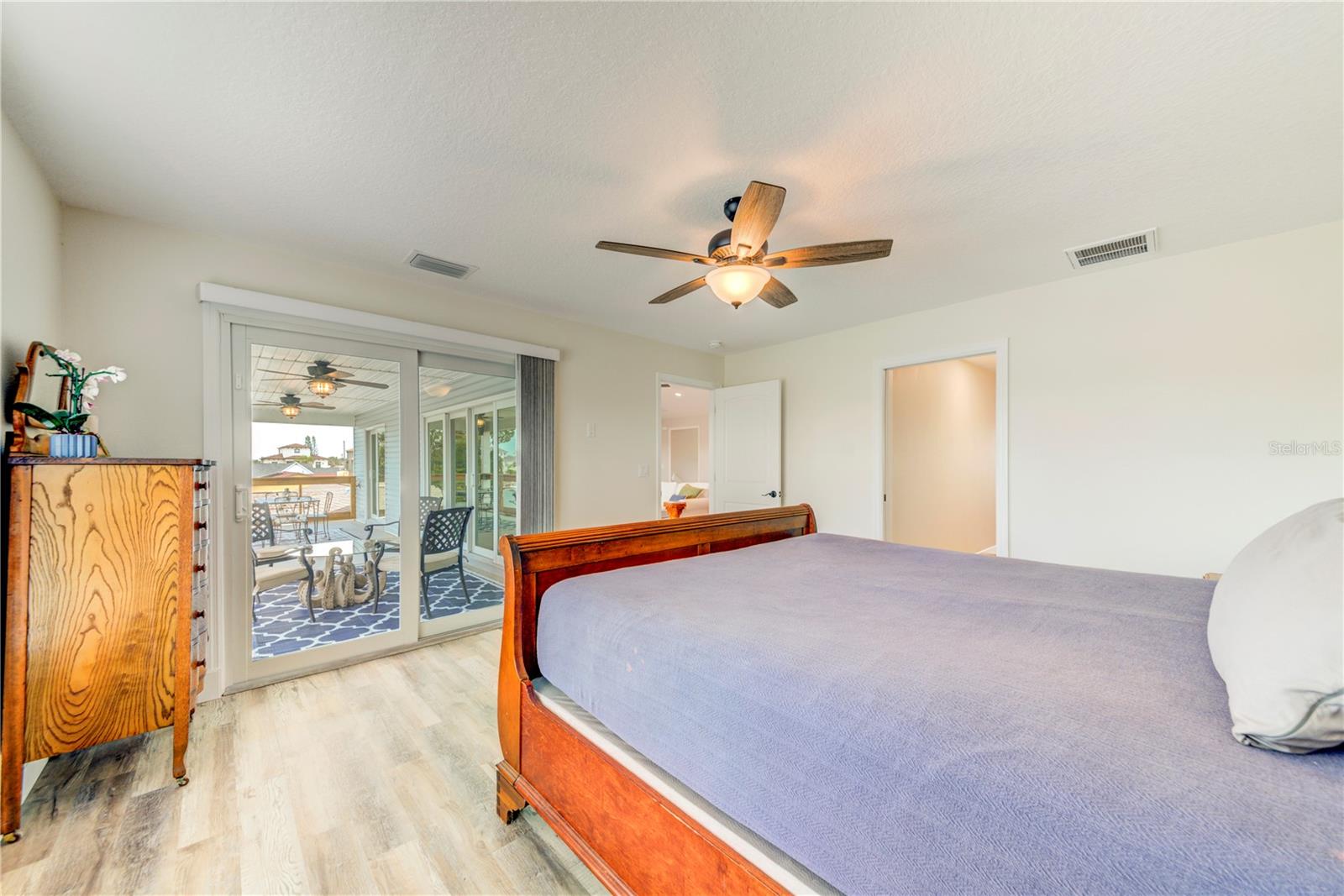 Listing photo id 19 for 4469 Bahama Drive