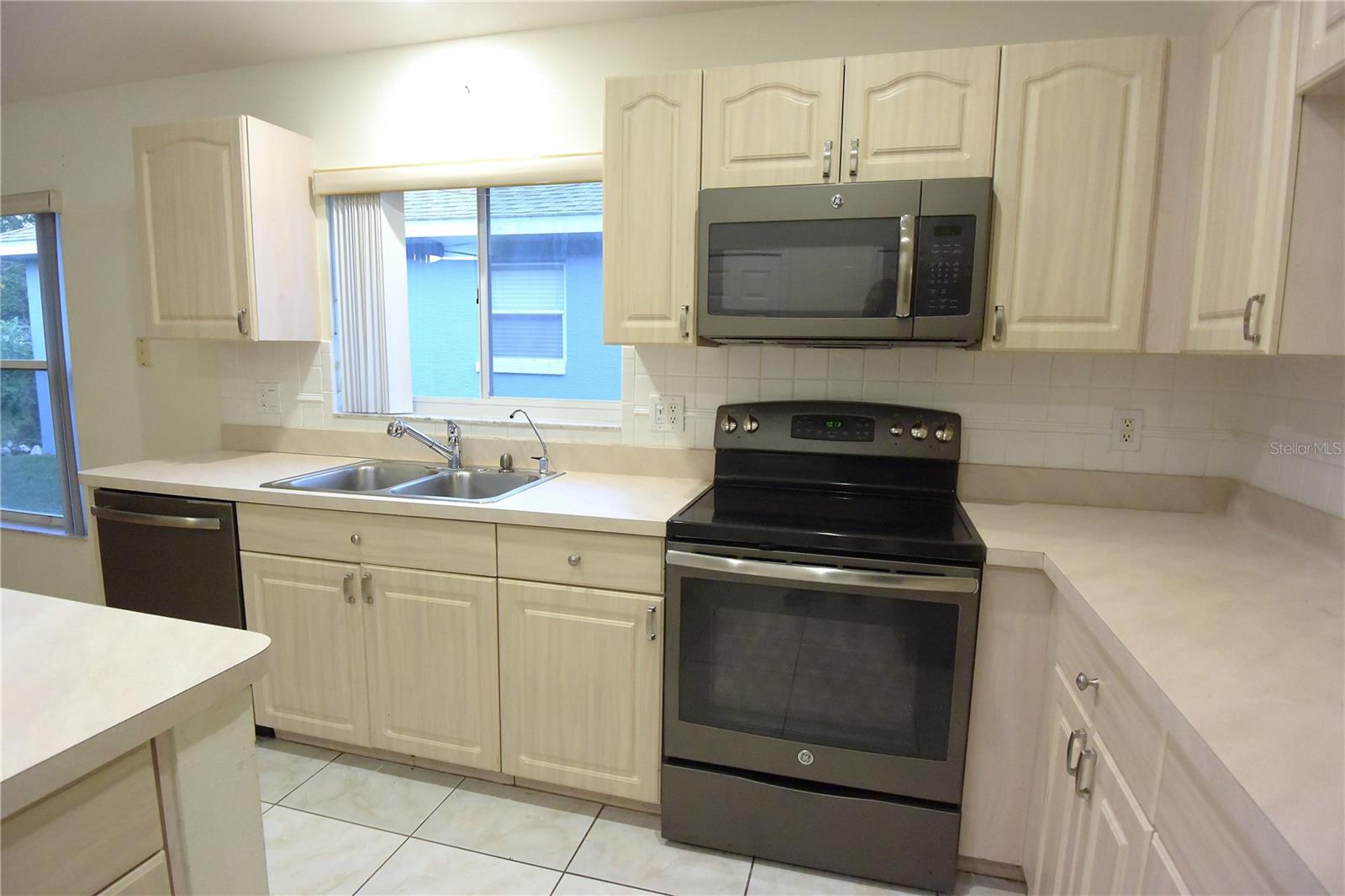 Image 12 of 48 For 14112 Whitecap Avenue