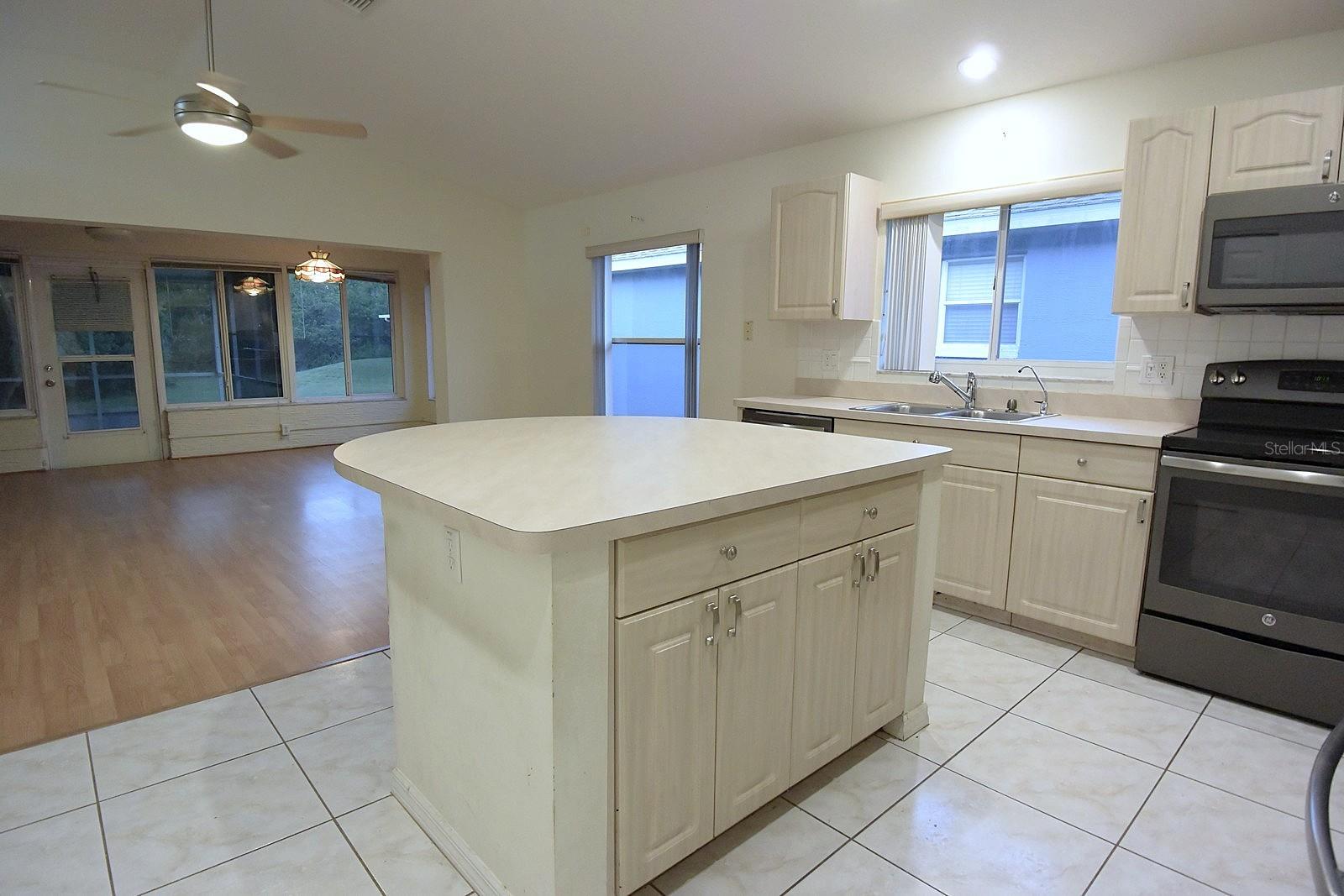 Image 13 of 48 For 14112 Whitecap Avenue
