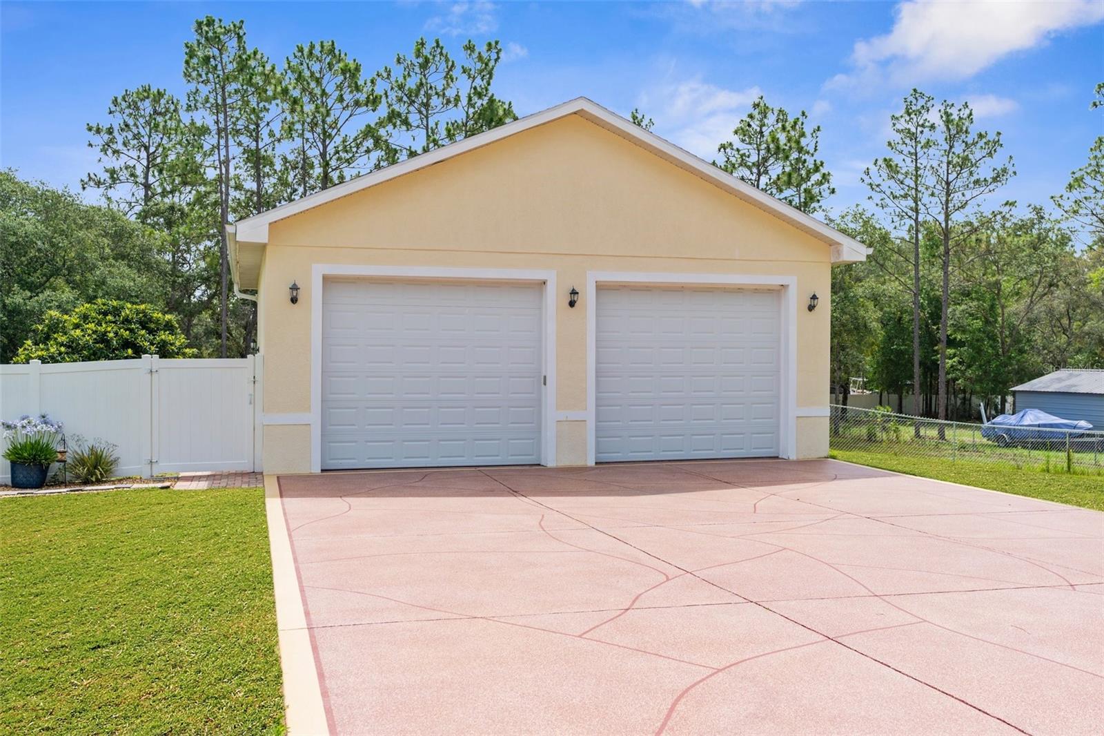 Listing photo id 0 for 13444 English Parrot Road