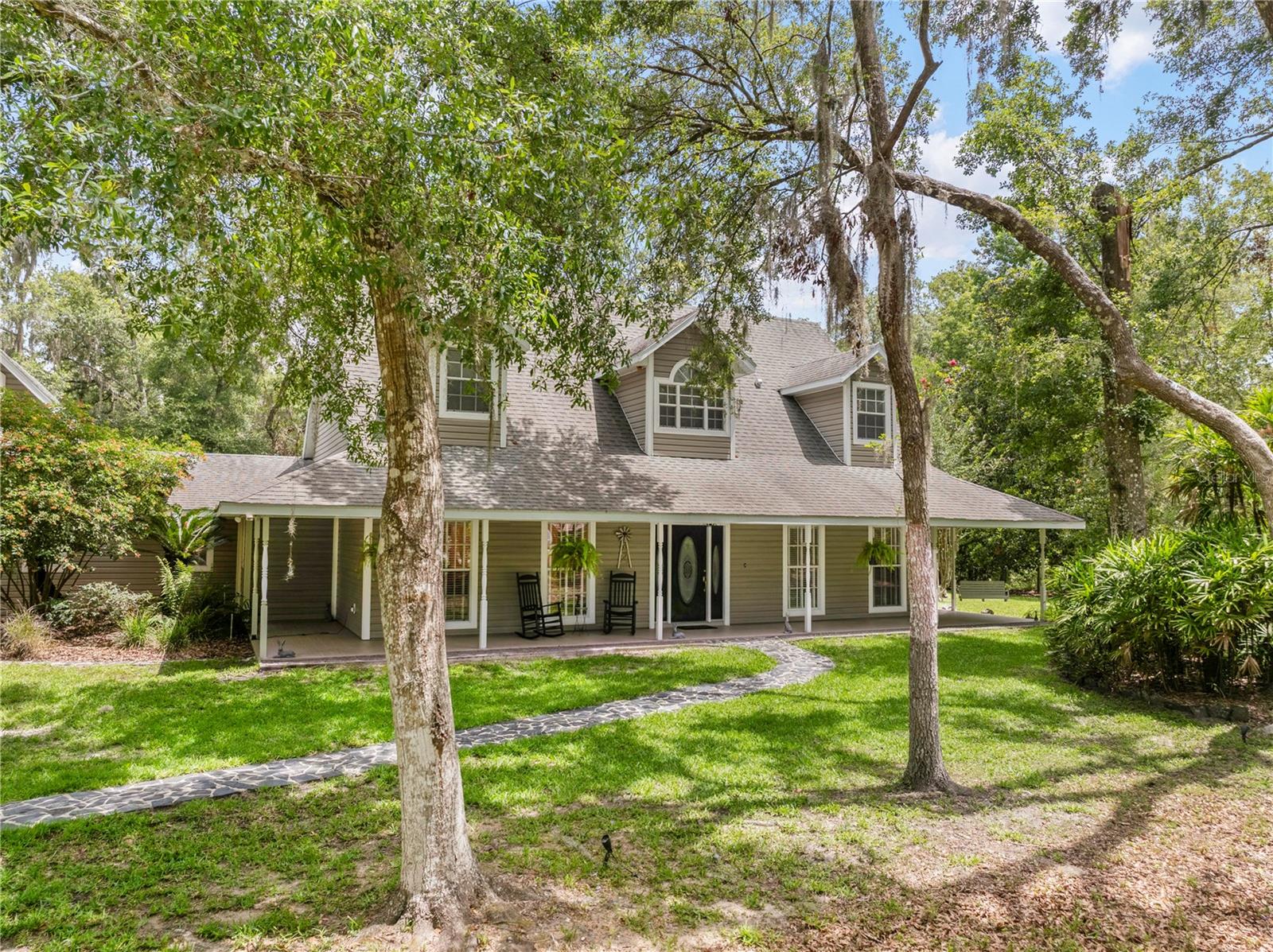 Listing photo id 1 for 27091 Country Oak Drive