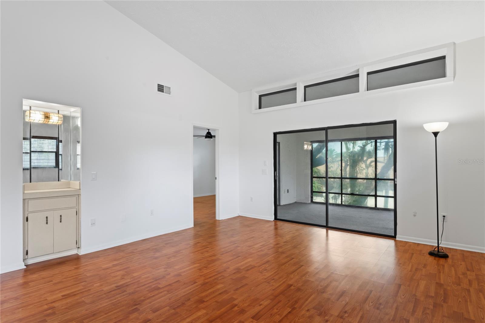 Listing photo id 10 for 8550 Shadblow Court 10