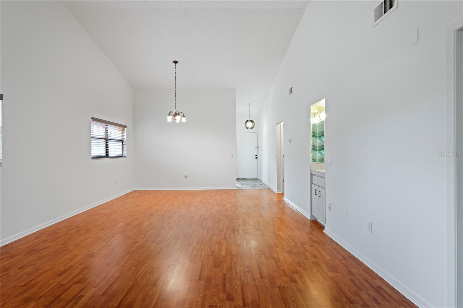 Listing photo id 11 for 8550 Shadblow Court 10