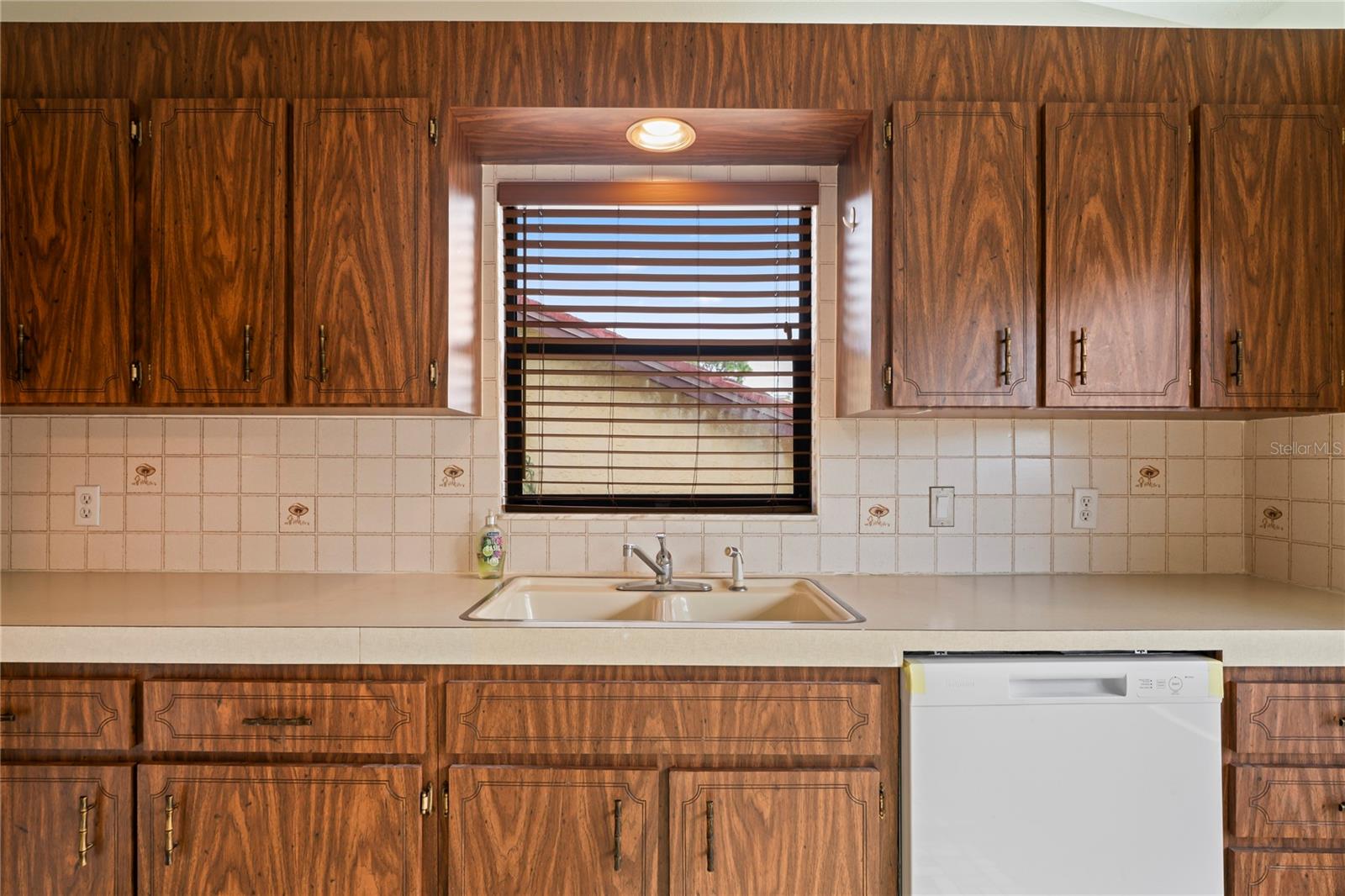 Listing photo id 13 for 8550 Shadblow Court 10
