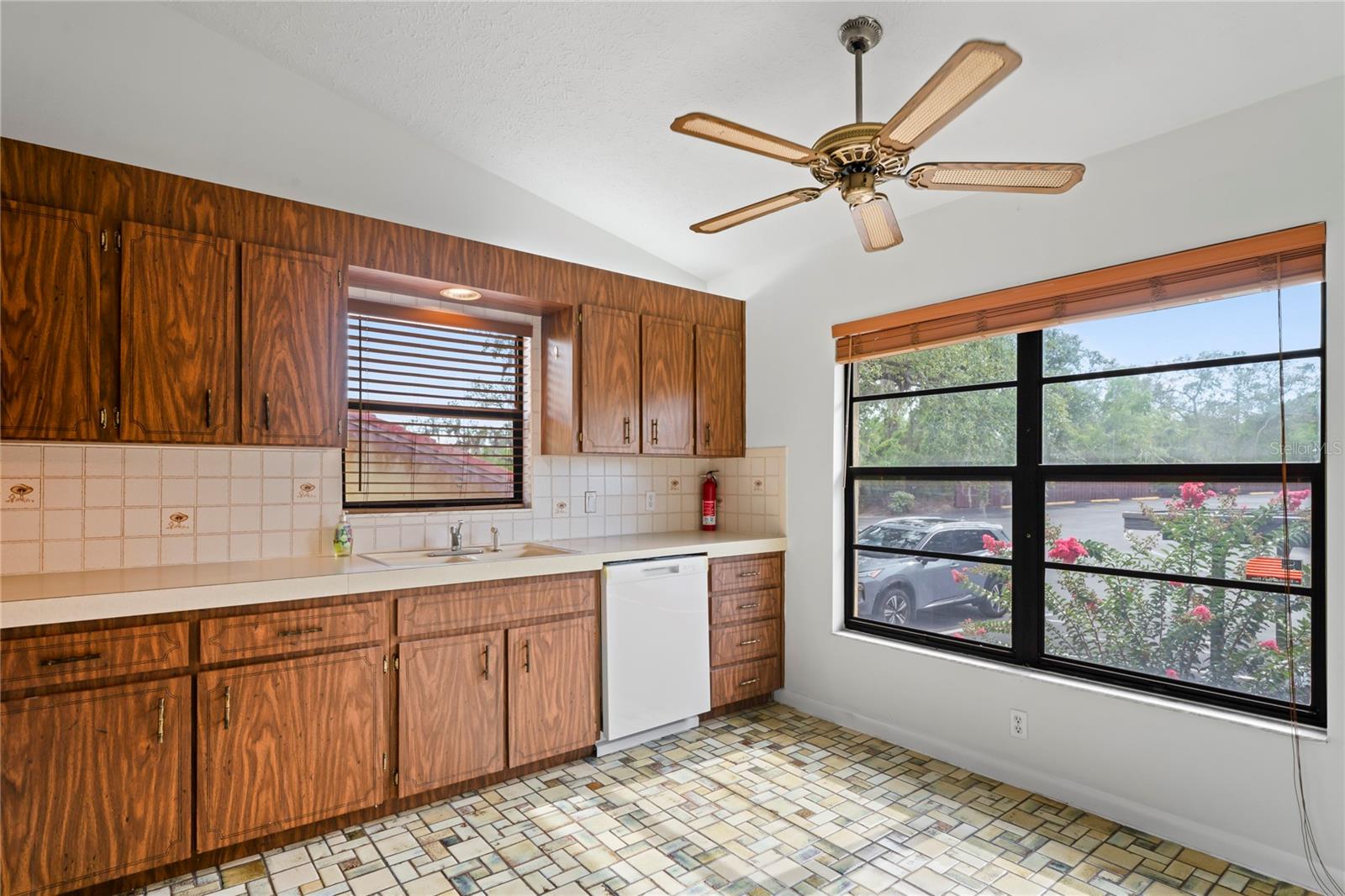 Listing photo id 1 for 8550 Shadblow Court 10