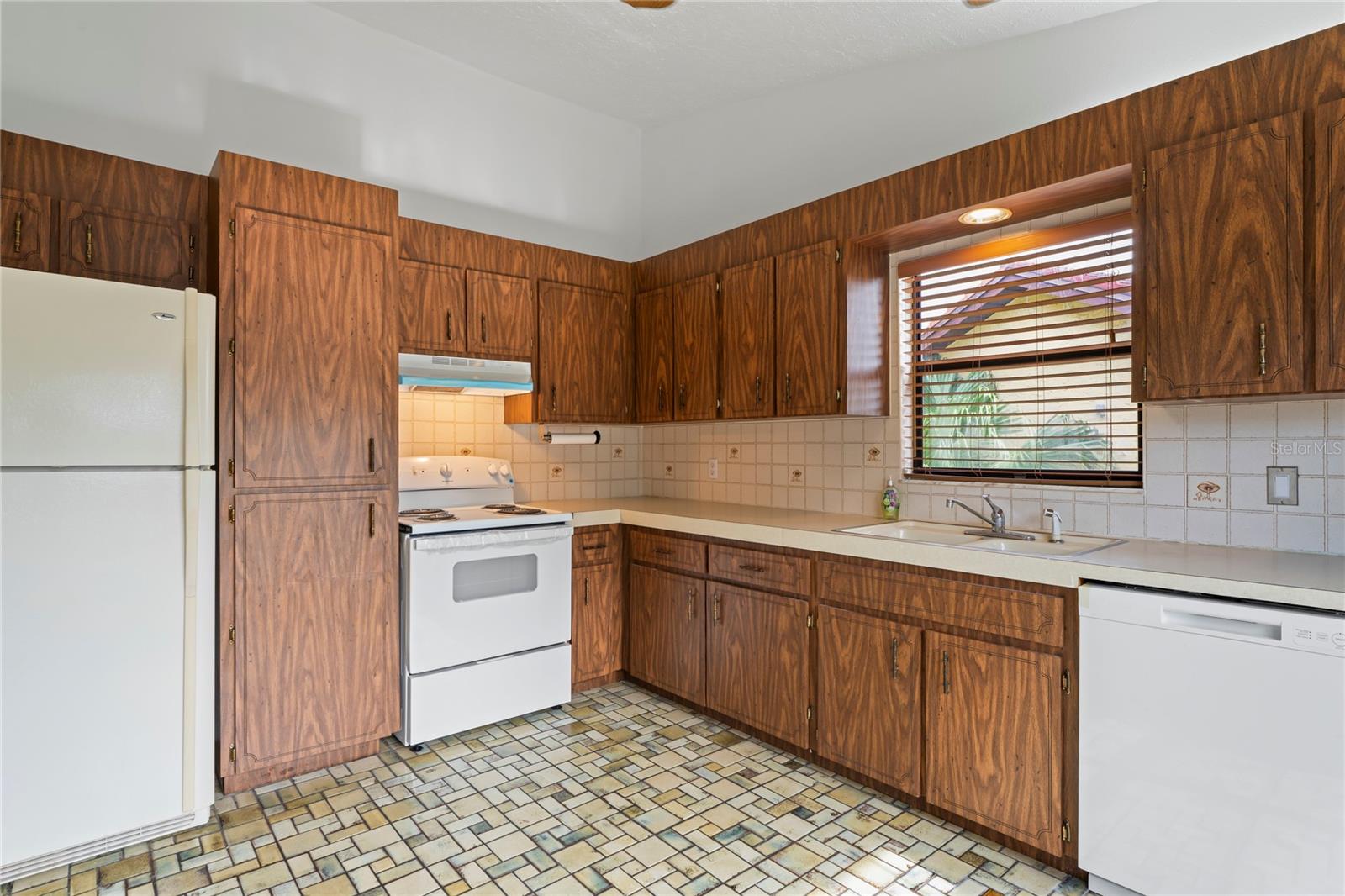 Listing photo id 2 for 8550 Shadblow Court 10
