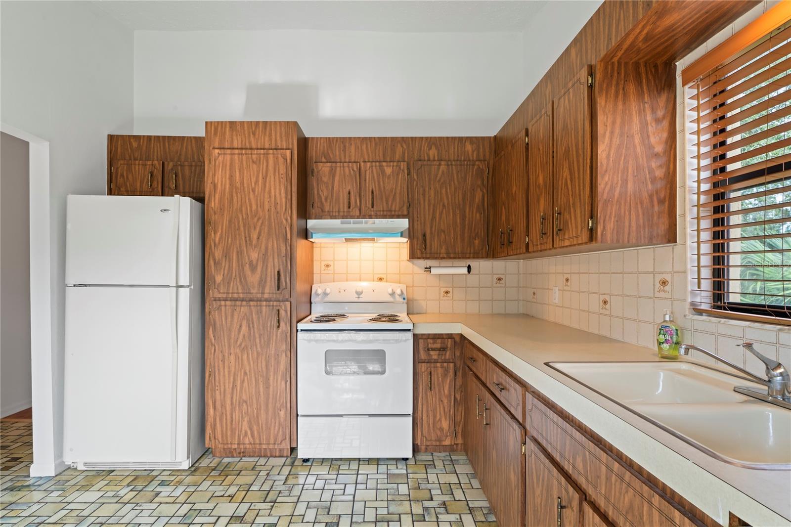 Listing photo id 5 for 8550 Shadblow Court 10