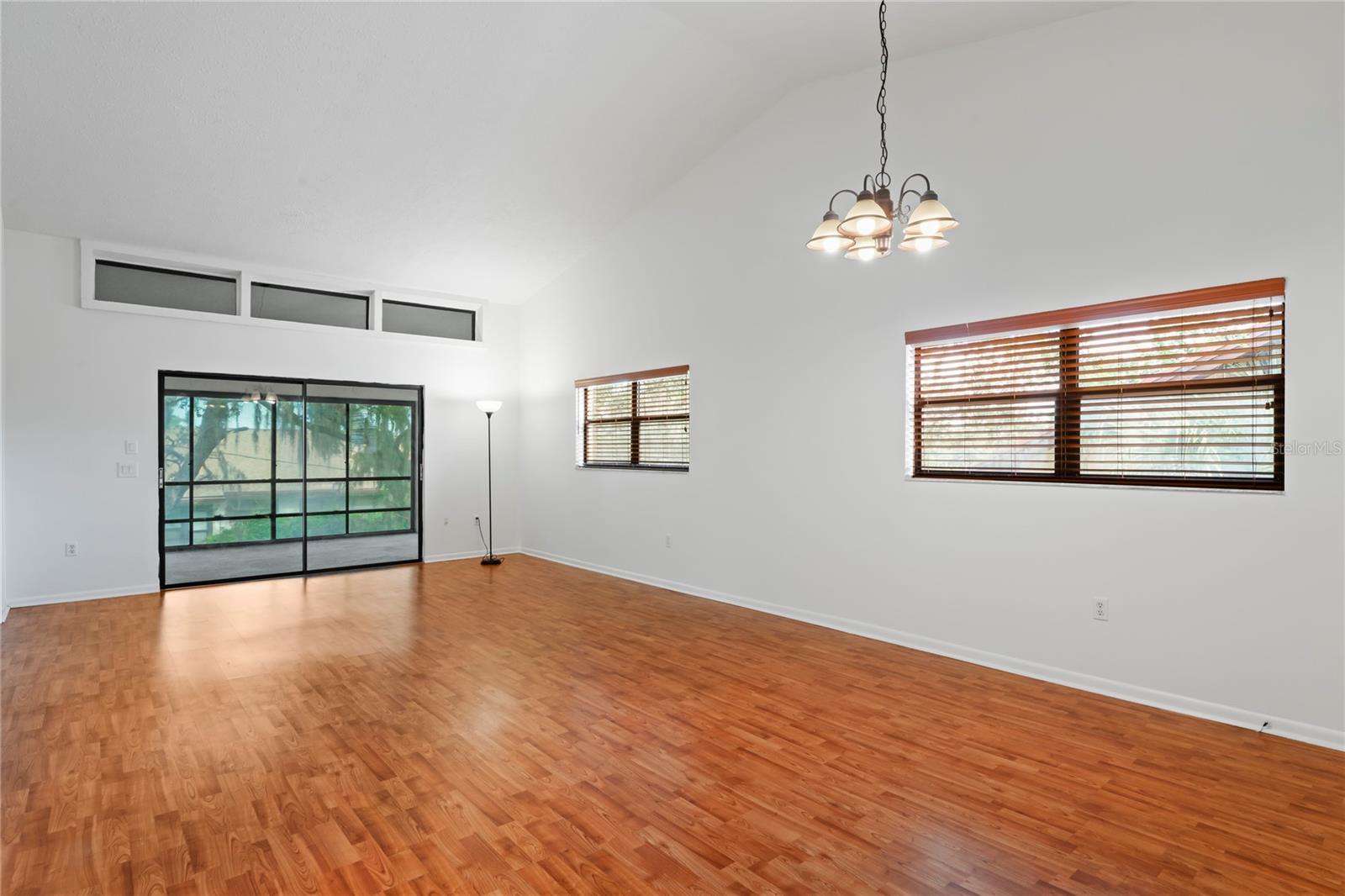 Listing photo id 7 for 8550 Shadblow Court 10
