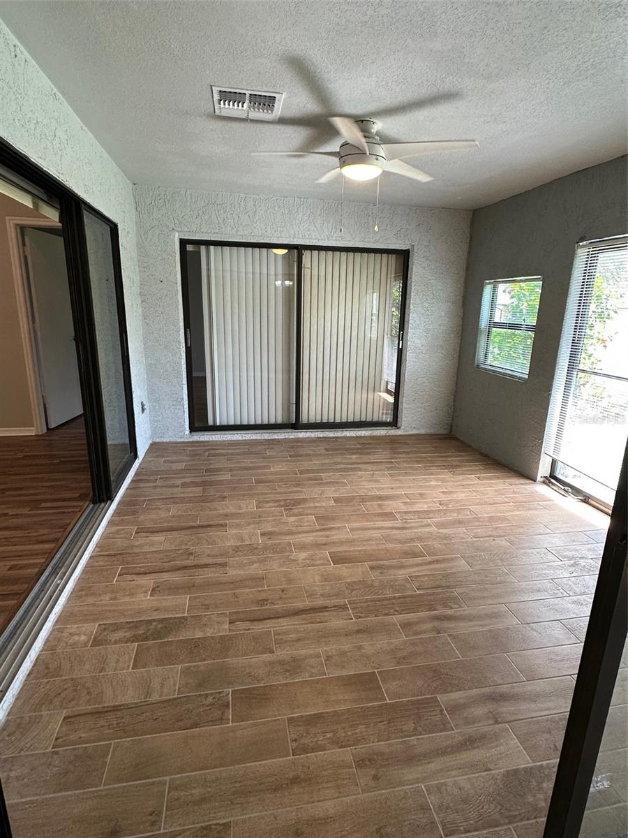 Listing photo id 12 for 10301 Ravines Drive