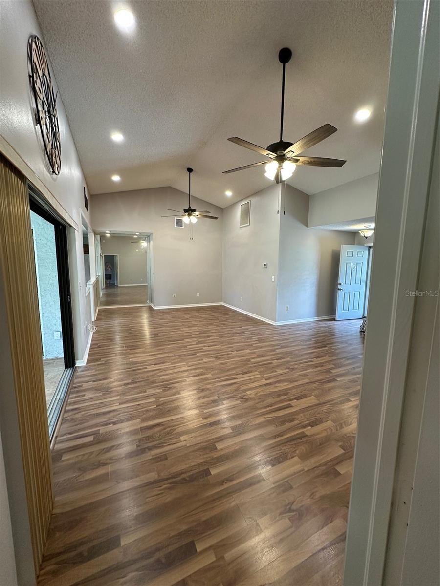 Listing photo id 2 for 10301 Ravines Drive