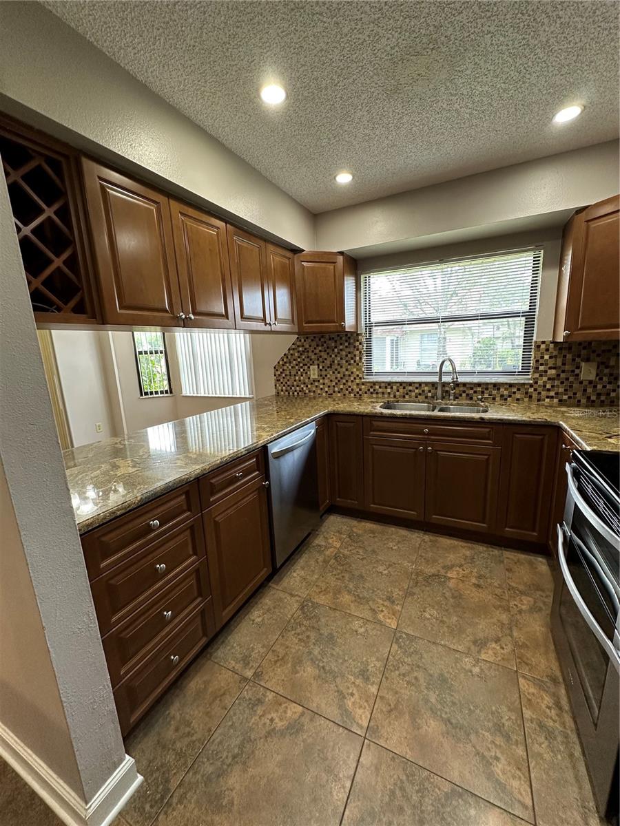 Listing photo id 3 for 10301 Ravines Drive