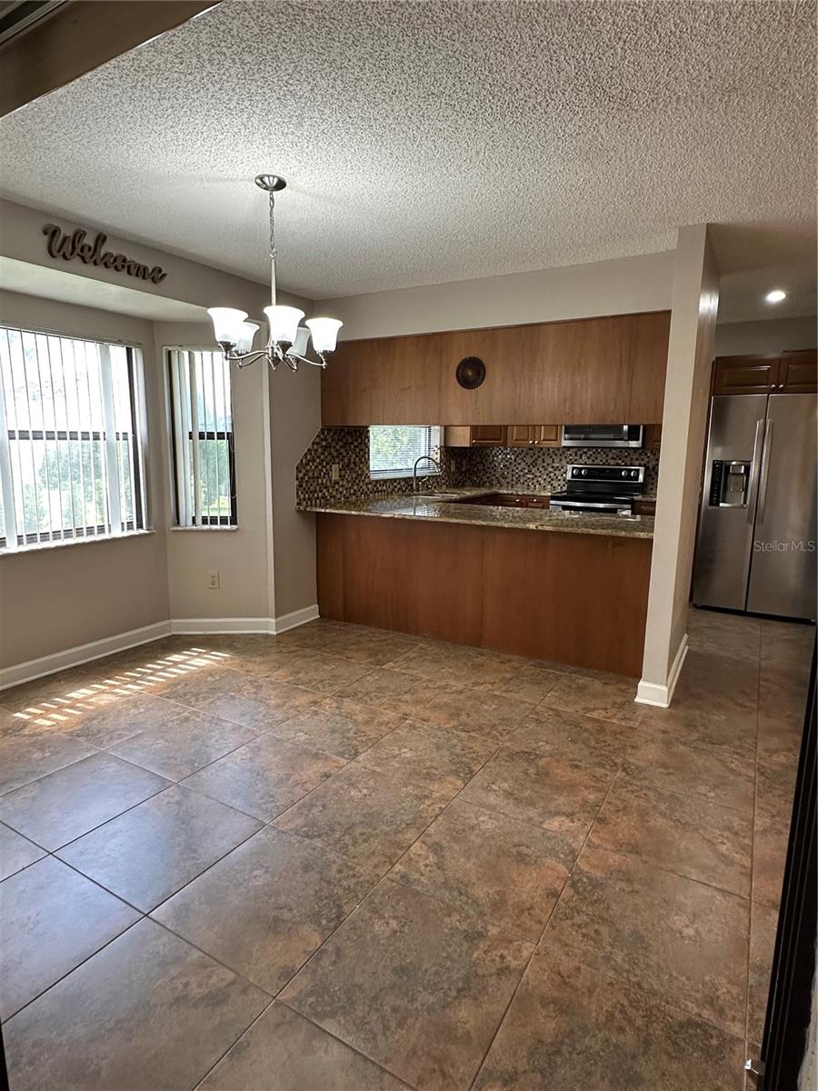 Listing photo id 4 for 10301 Ravines Drive