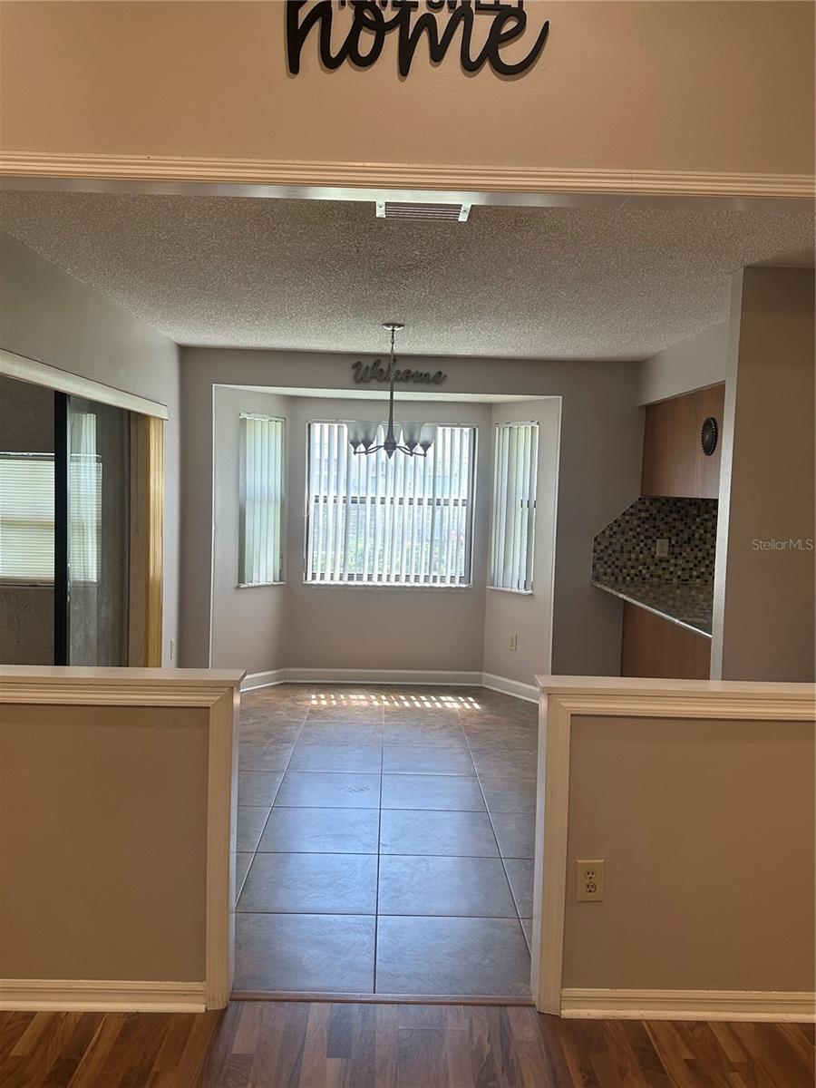 Listing photo id 5 for 10301 Ravines Drive