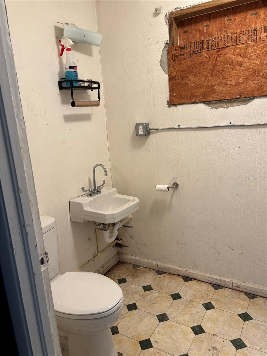Listing photo id 3 for 15535 Cortez Boulevard