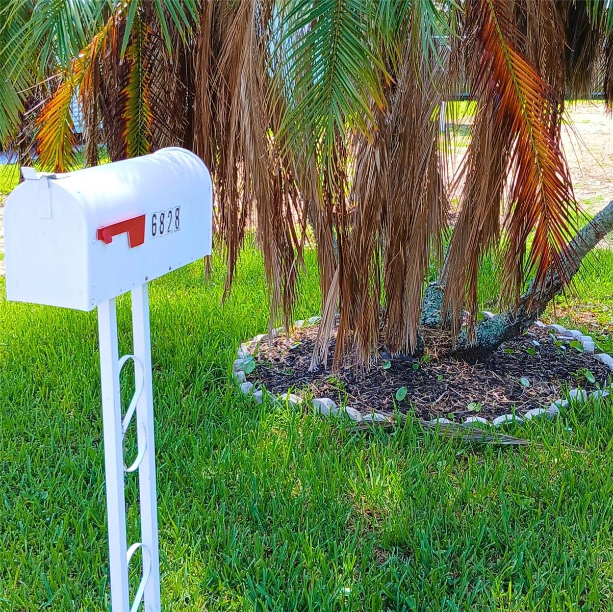 Listing photo id 0 for 6828 Edgewater Drive