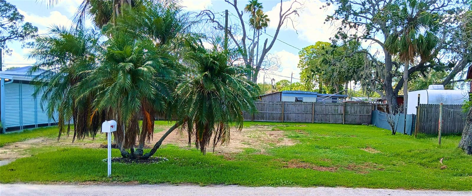 Listing photo id 1 for 6828 Edgewater Drive