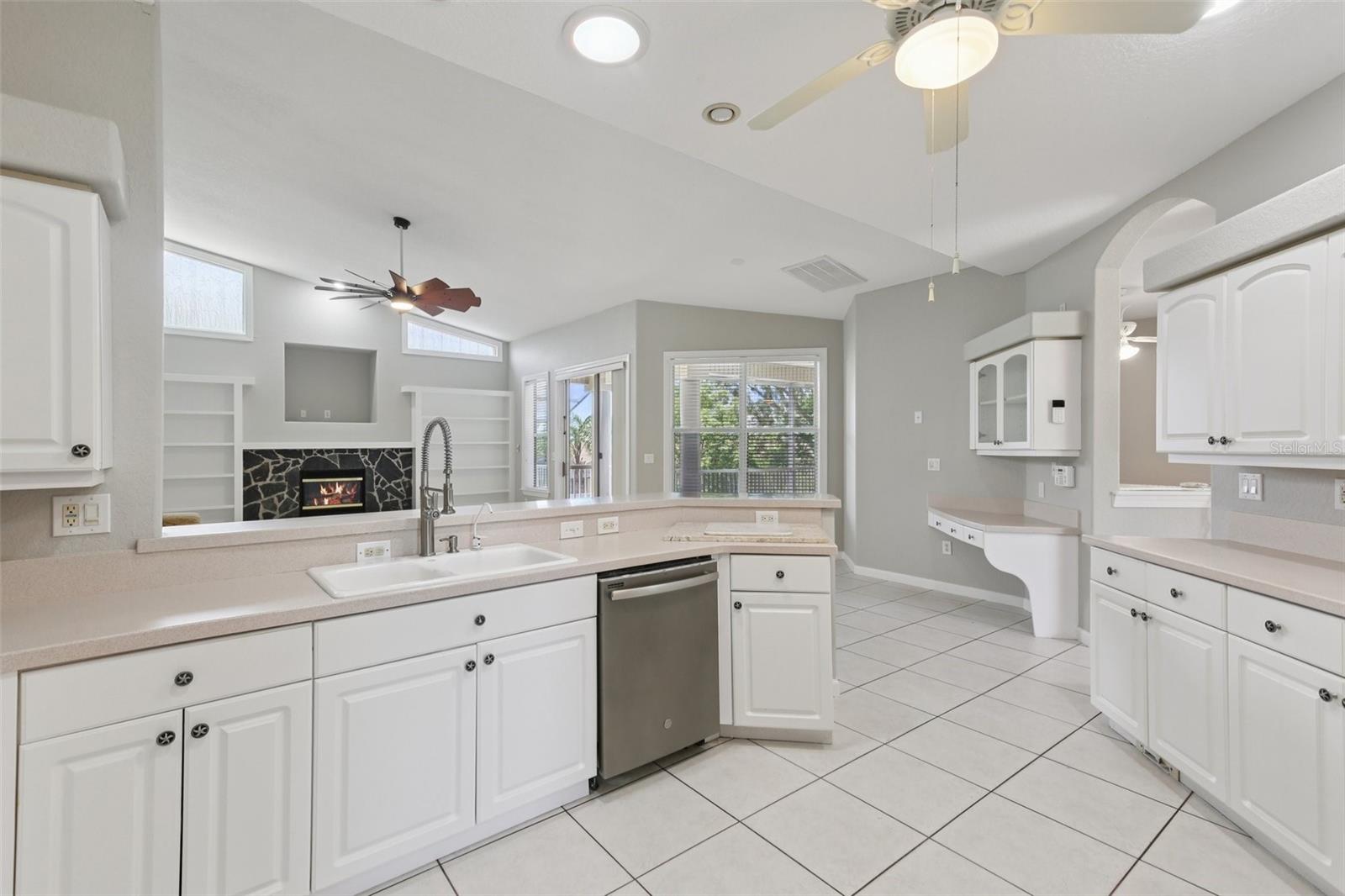 Listing photo id 9 for 4052 Marine Parkway