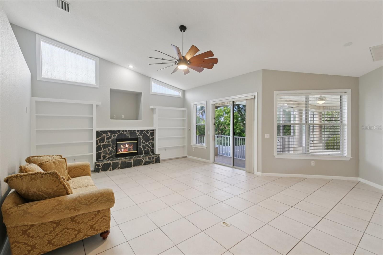 Listing photo id 12 for 4052 Marine Parkway