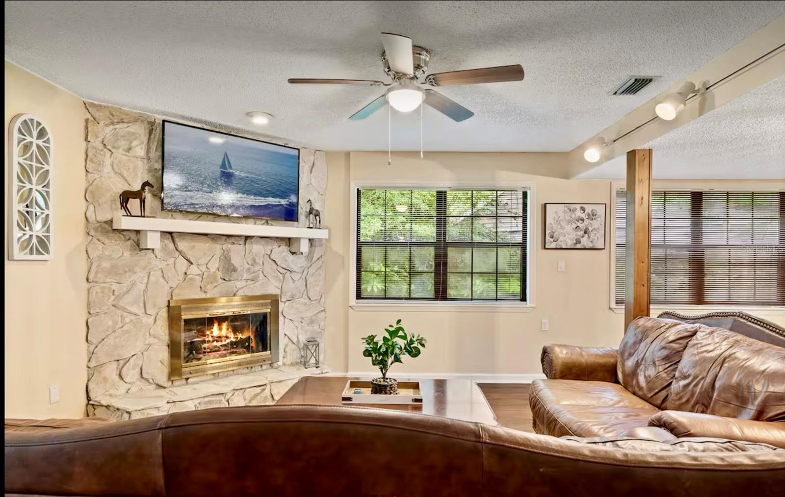 Image 6 of 23 For 952 Coachlight Lane