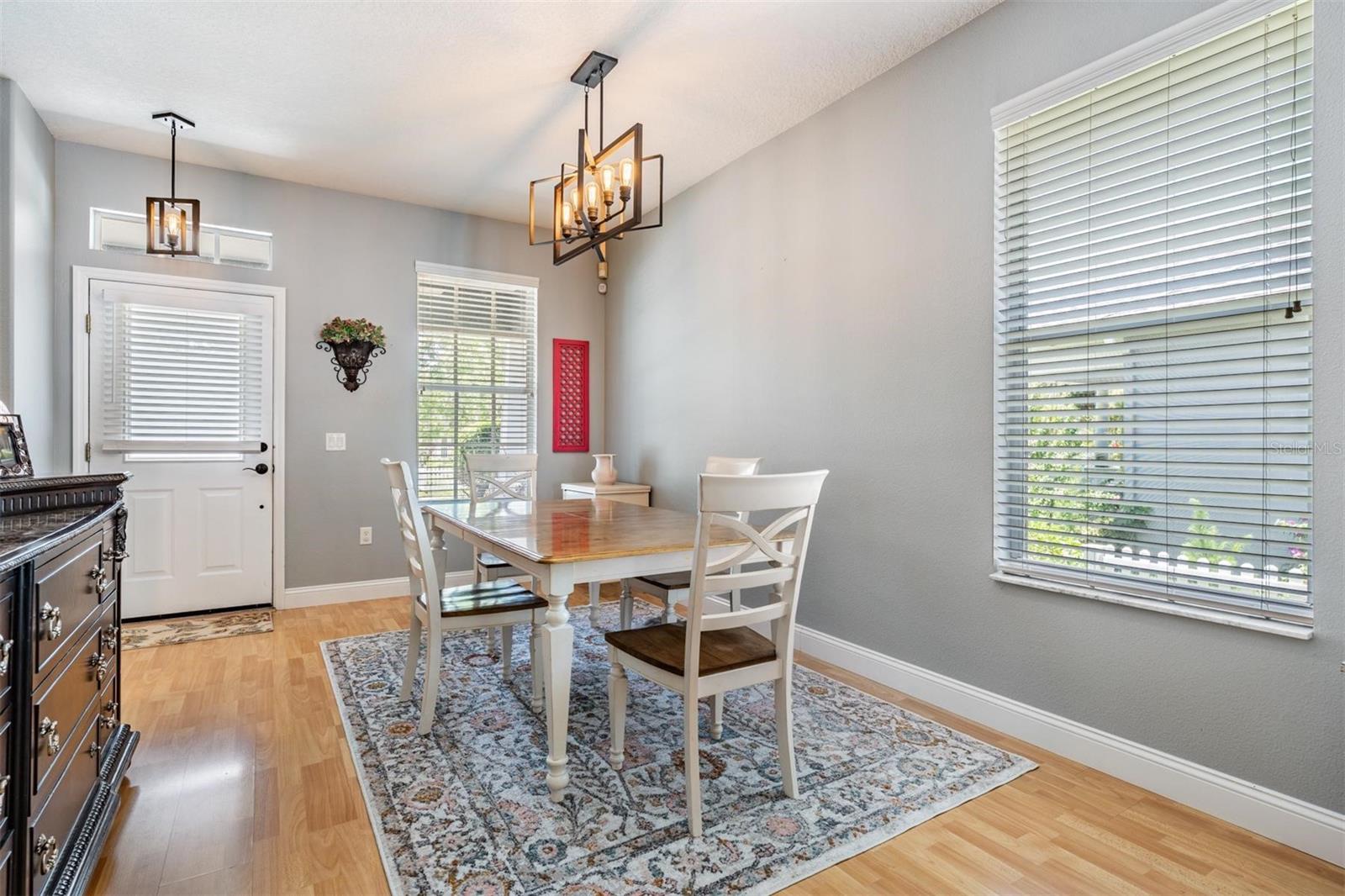 Listing photo id 10 for 3450 Ferrell Street