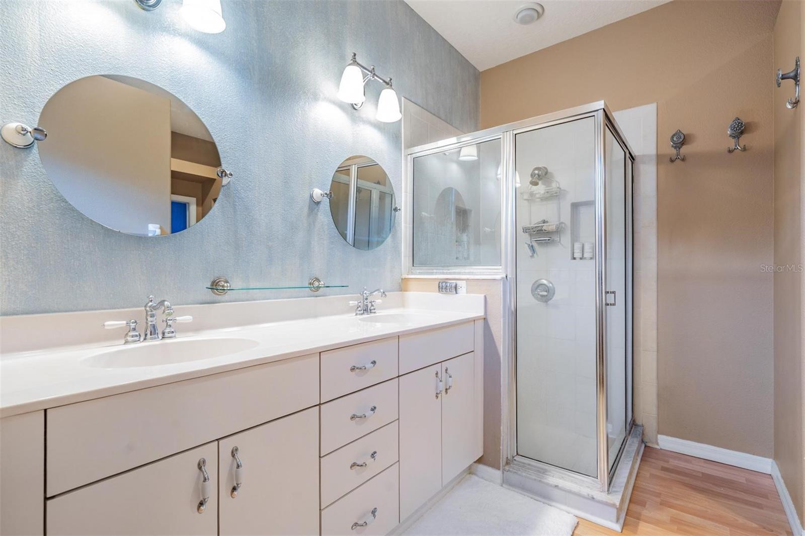 Listing photo id 12 for 3450 Ferrell Street