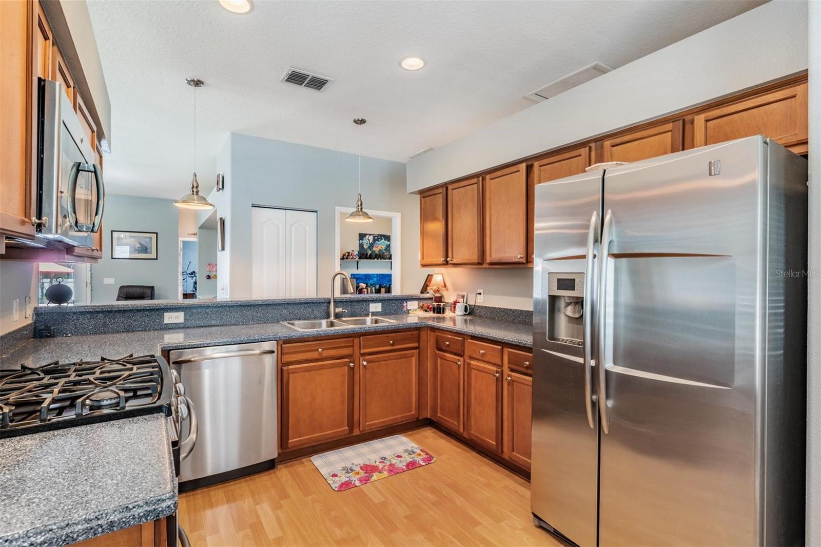 Listing photo id 5 for 3450 Ferrell Street