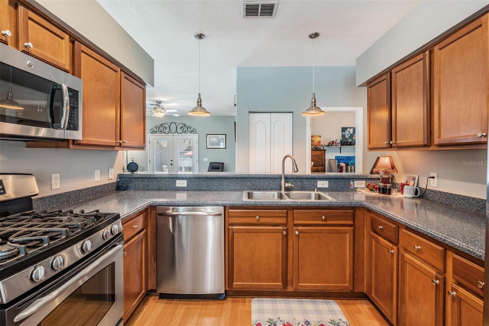 Listing photo id 6 for 3450 Ferrell Street