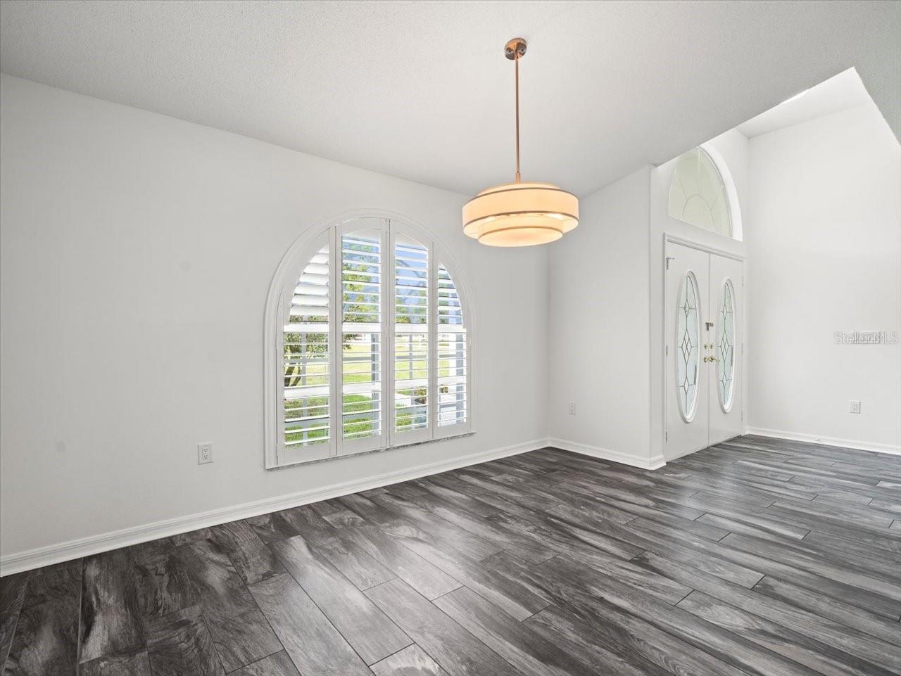 Image 11 of 70 For 15430 Oakcrest Circle