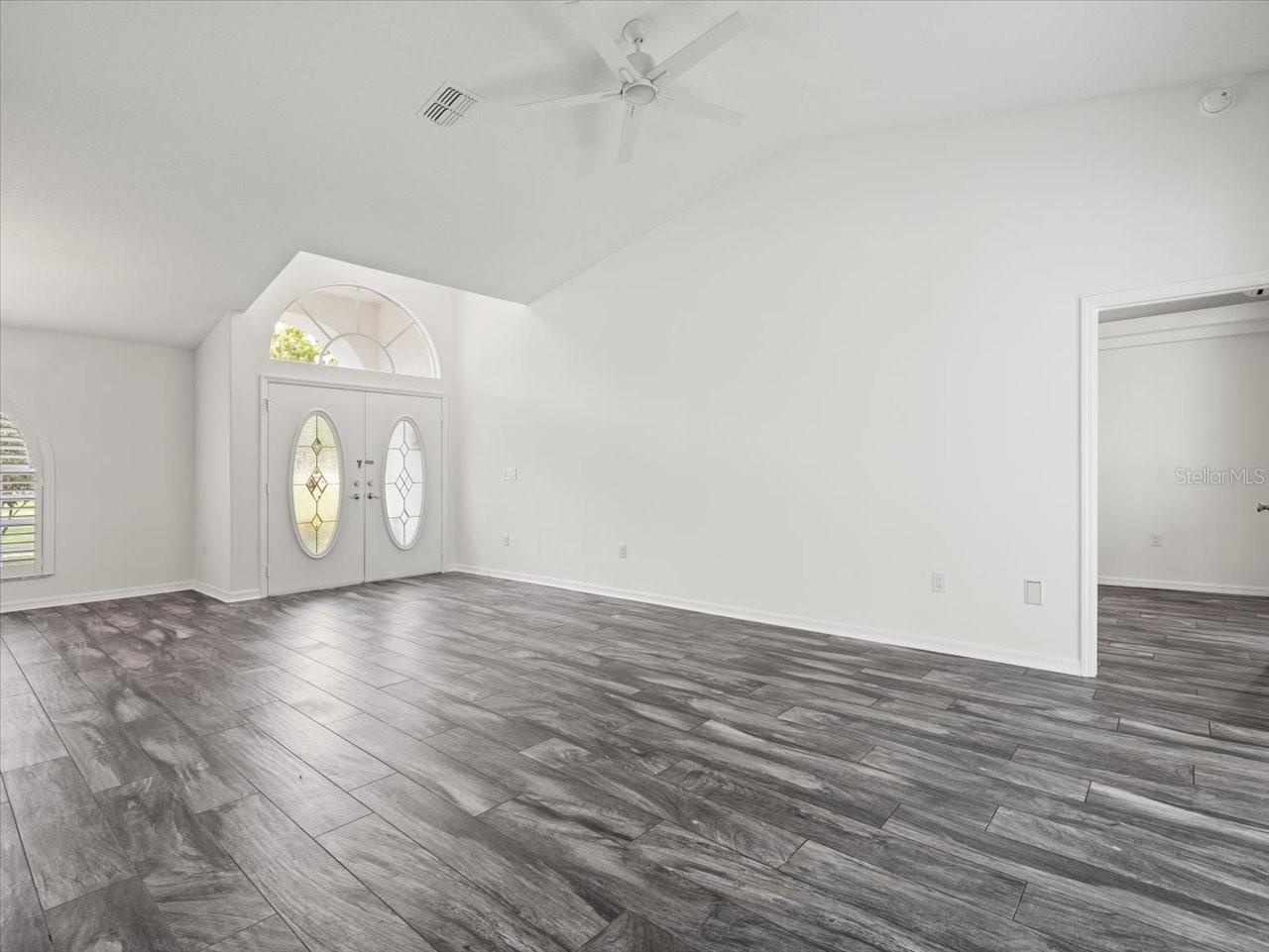 Image 16 of 70 For 15430 Oakcrest Circle