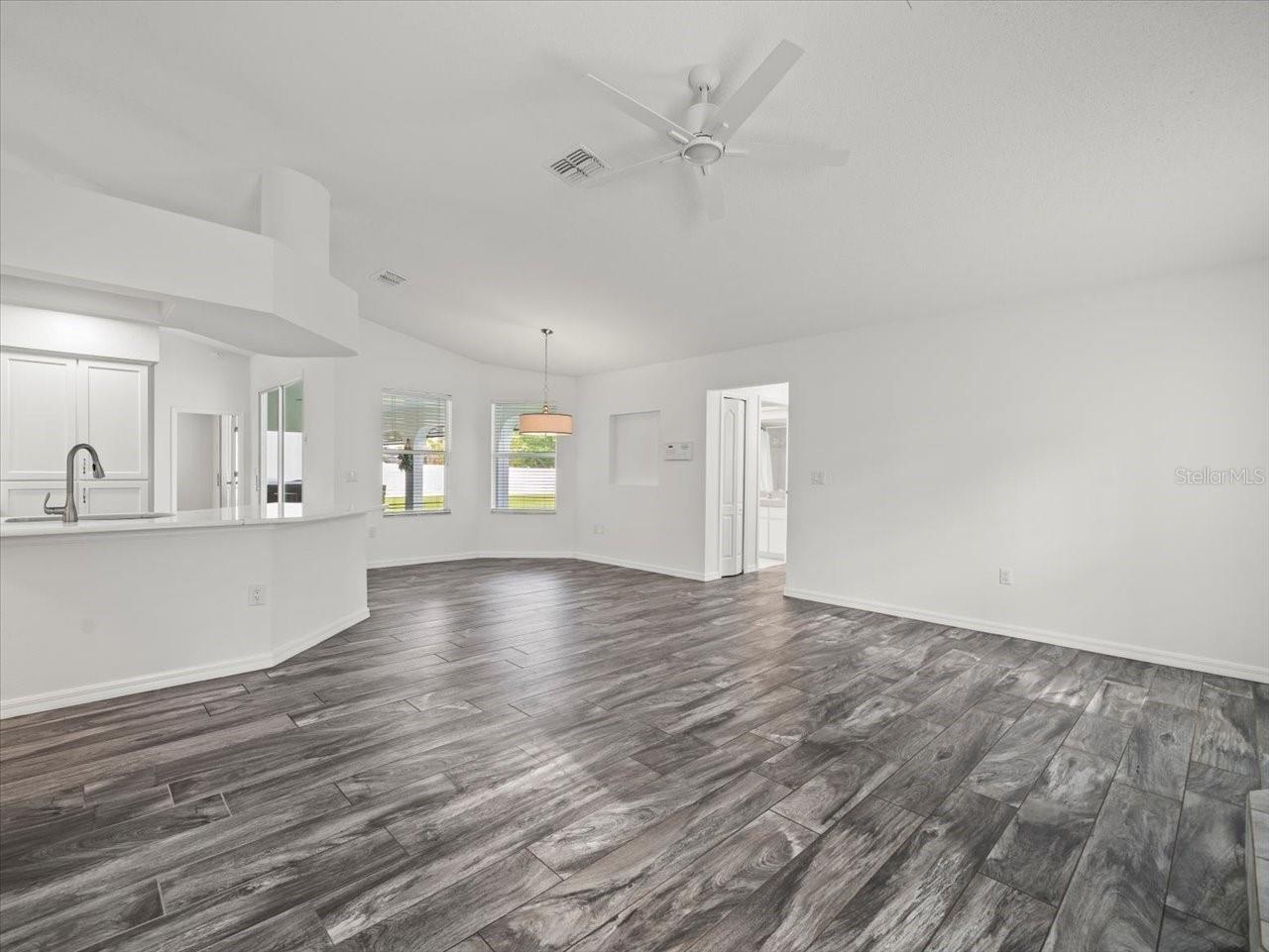 Image 33 of 70 For 15430 Oakcrest Circle