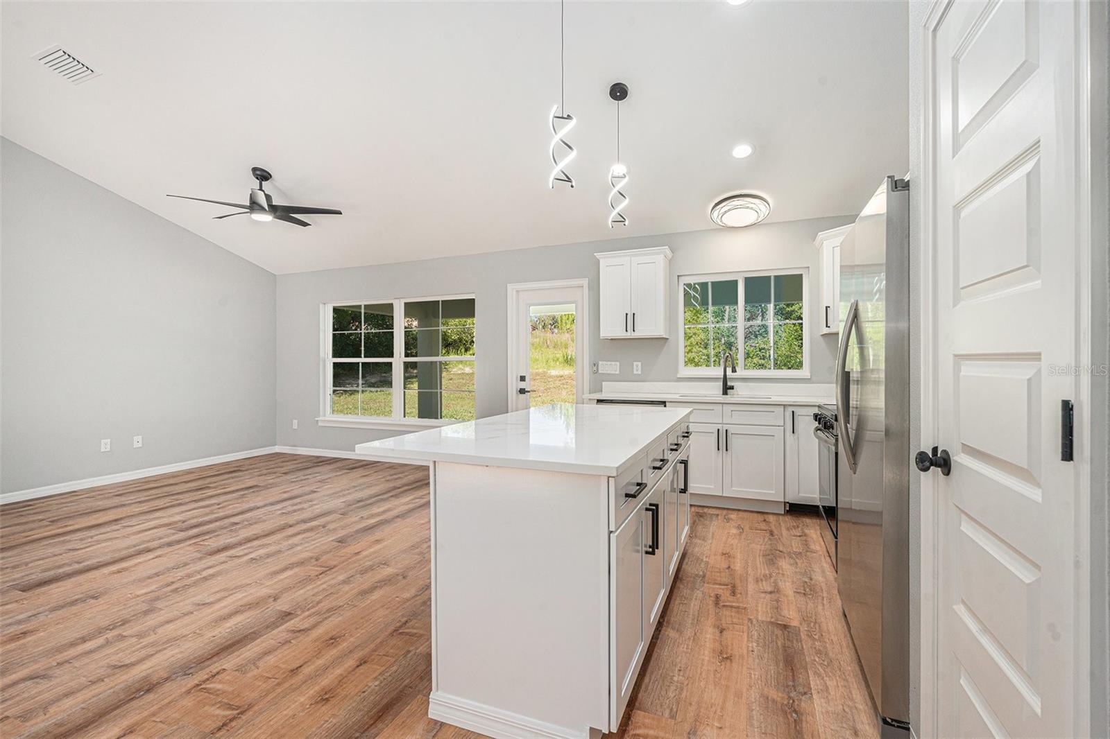 Listing photo id 9 for 7948 Santos Drive