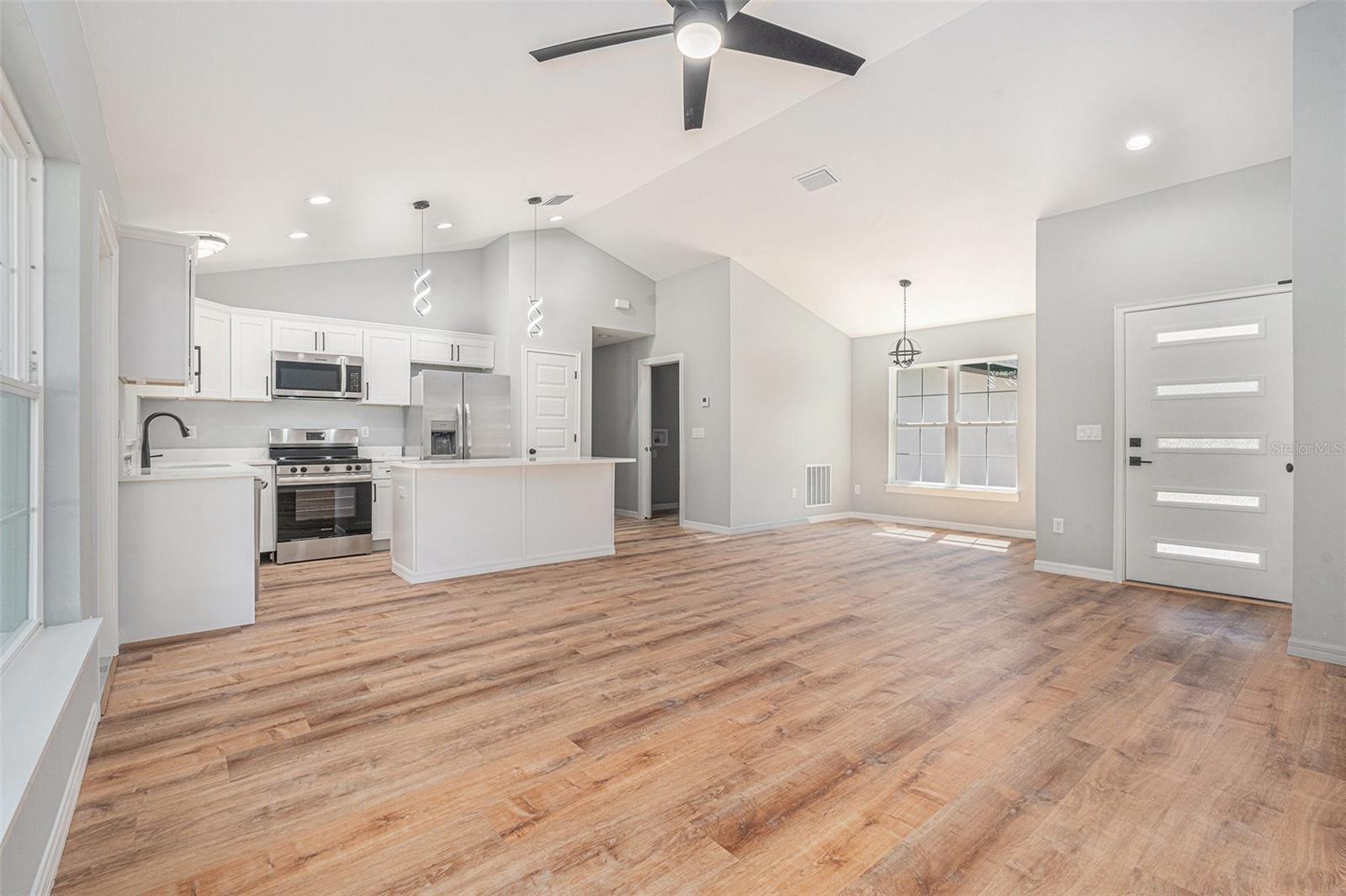 Listing photo id 6 for 7948 Santos Drive