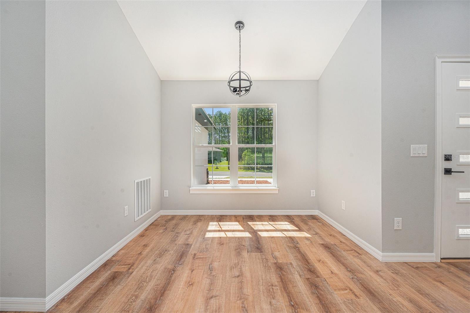 Listing photo id 7 for 7948 Santos Drive