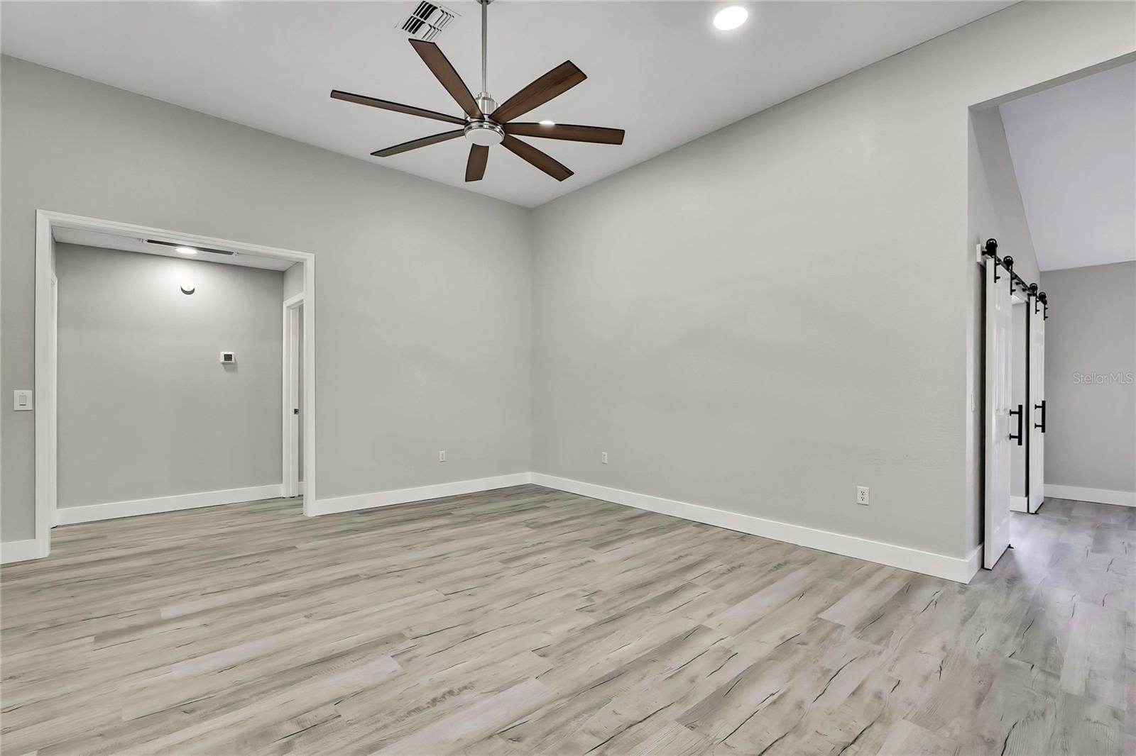 Listing photo id 9 for 4360 Talco Avenue