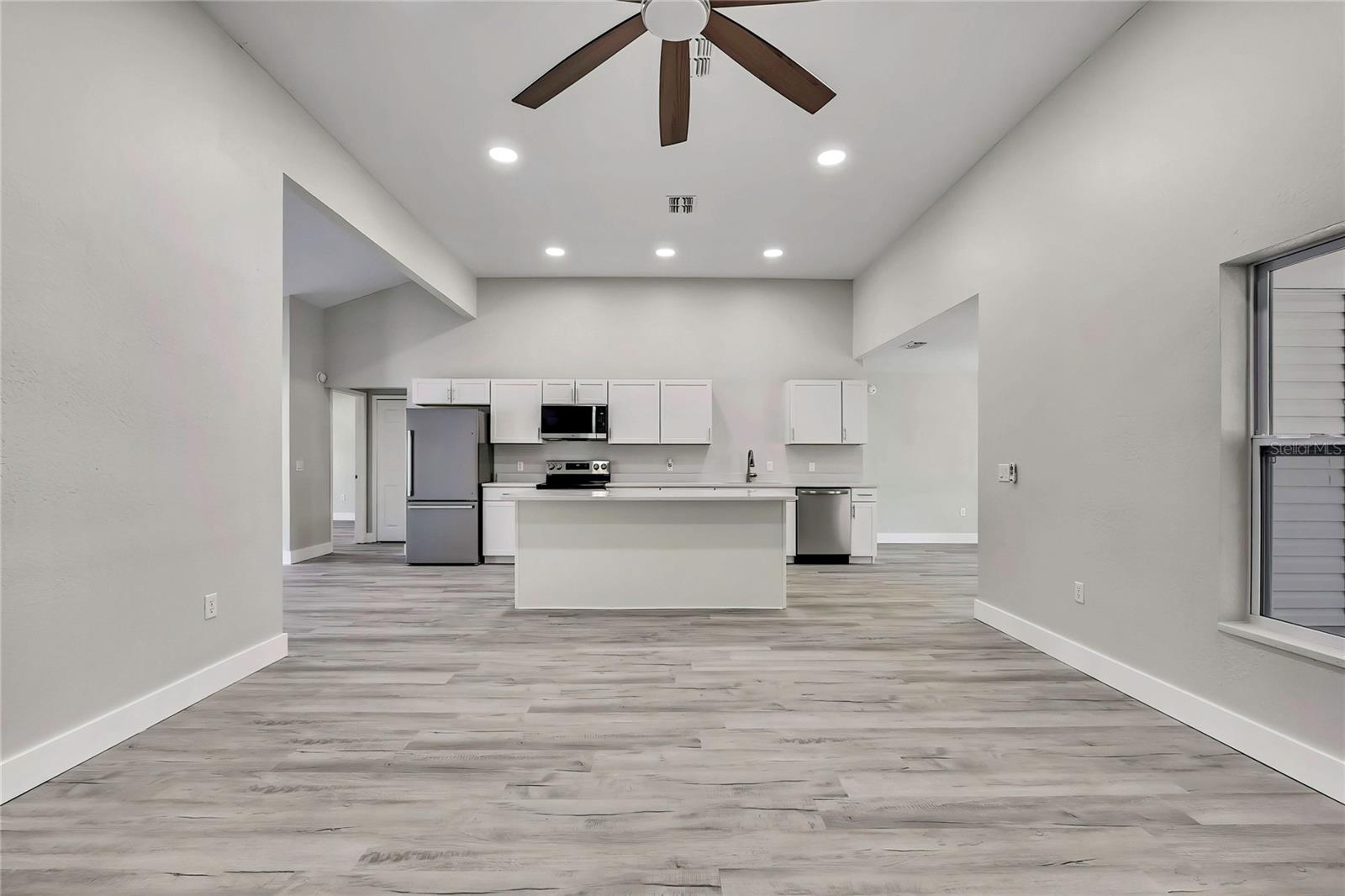 Listing photo id 11 for 4360 Talco Avenue