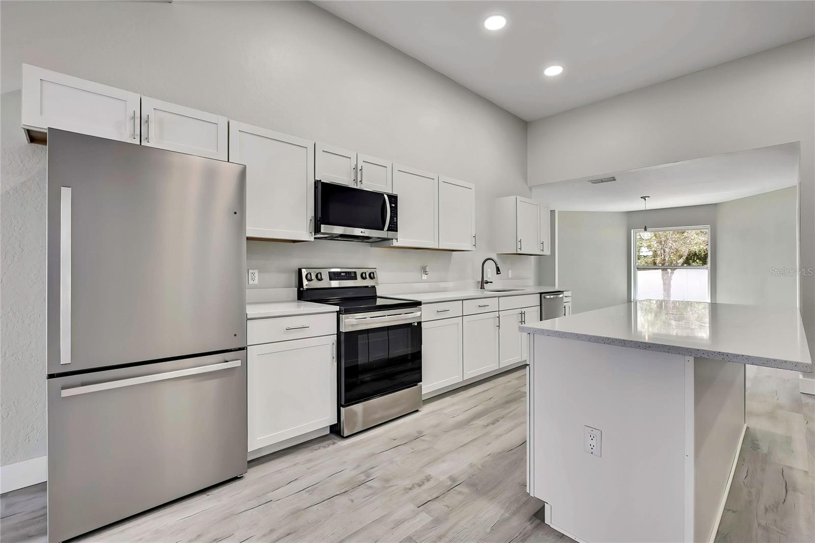 Listing photo id 13 for 4360 Talco Avenue