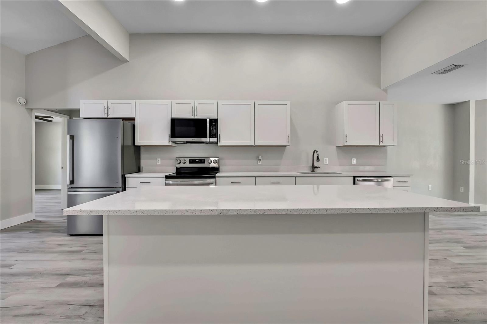 Listing photo id 14 for 4360 Talco Avenue