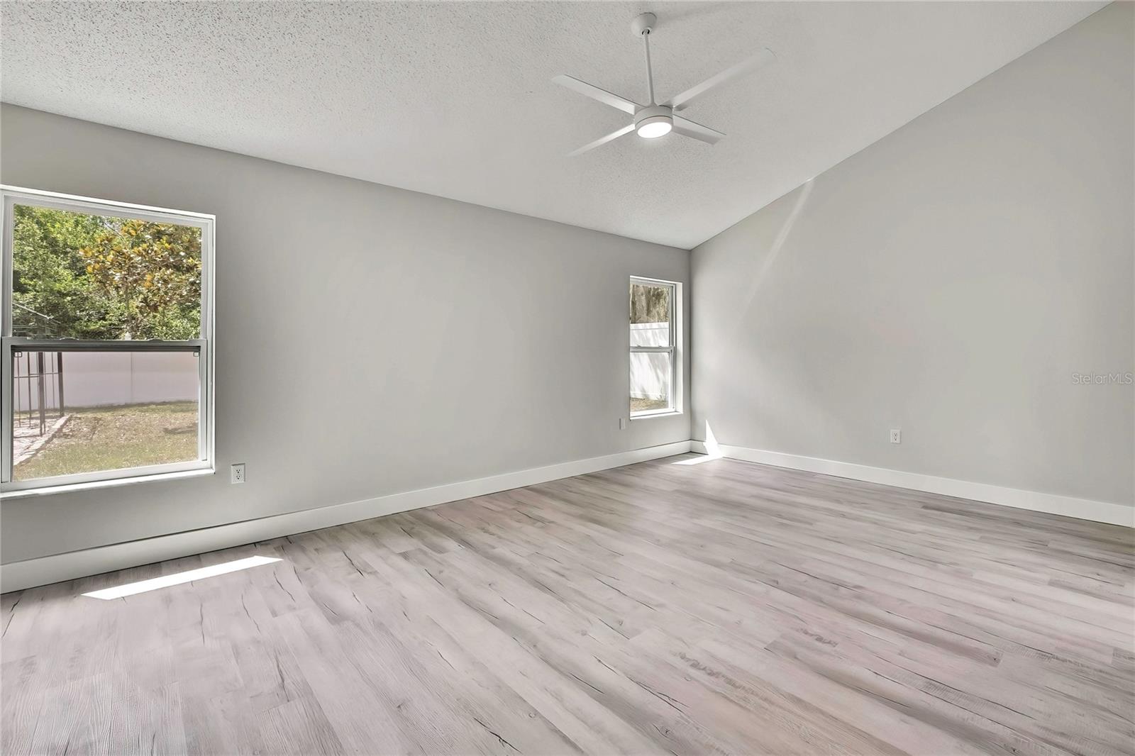 Listing photo id 32 for 4360 Talco Avenue
