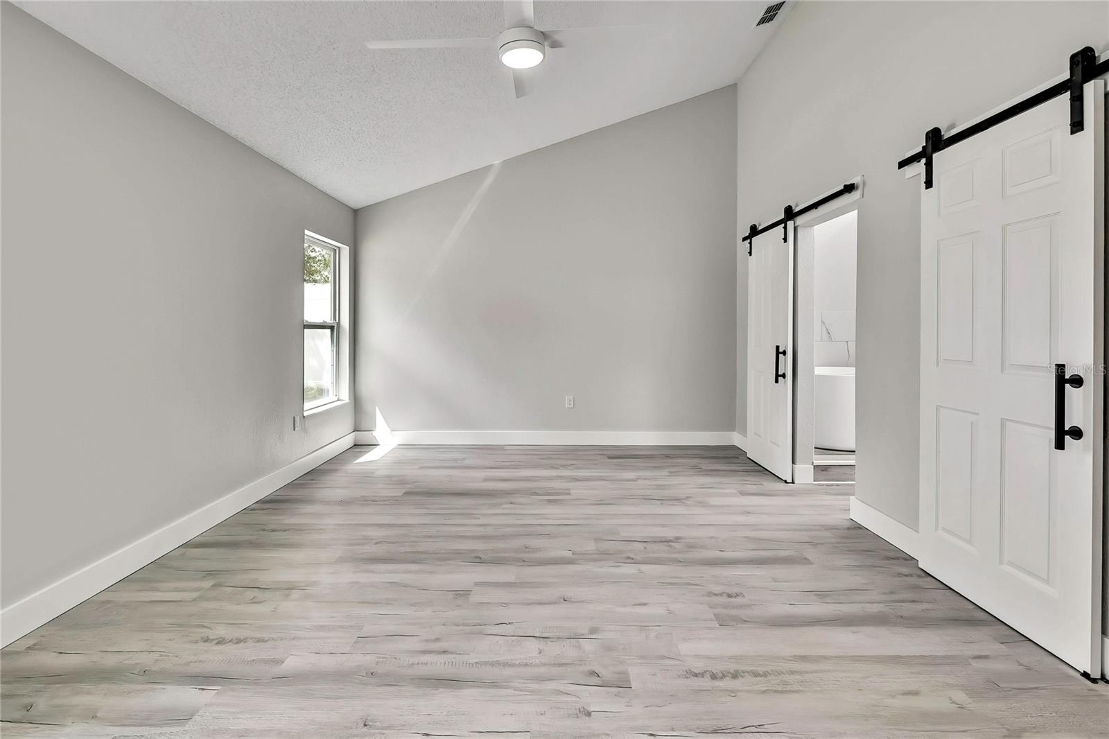 Listing photo id 33 for 4360 Talco Avenue